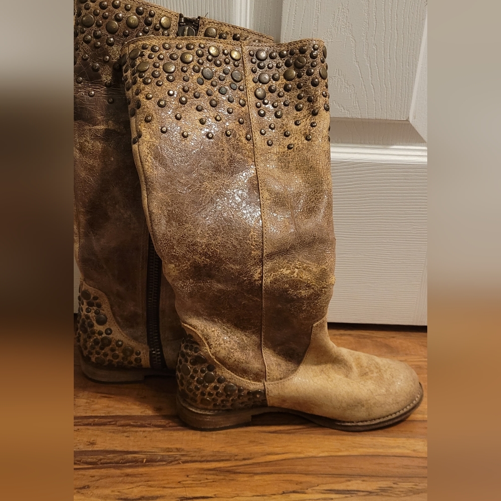 Woman's Corral Studded zip up boots sz 8